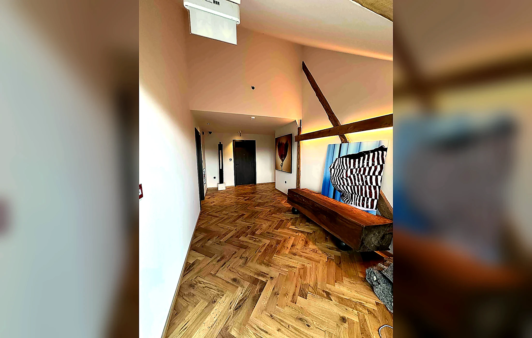 Loft z opeko in lesenimi tramovi
